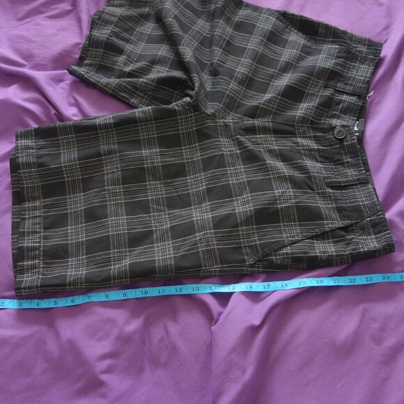 Foot Locker Established in 1974 65% Polyester/35% Rayon Size Plaid 30 Shorts - Picture 3 of 10